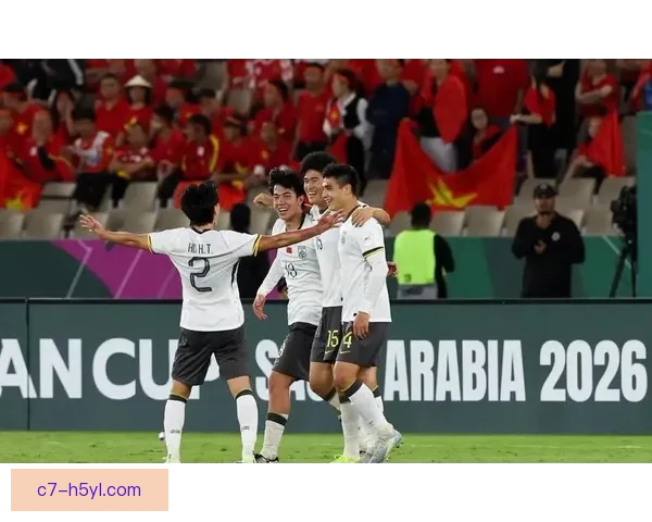 越南球迷0比3负中国队砸电视 越南球迷0比3负中国队砸电视