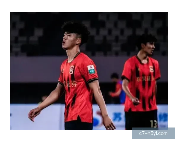 中国队逆袭晋级 2人红牌被罚下